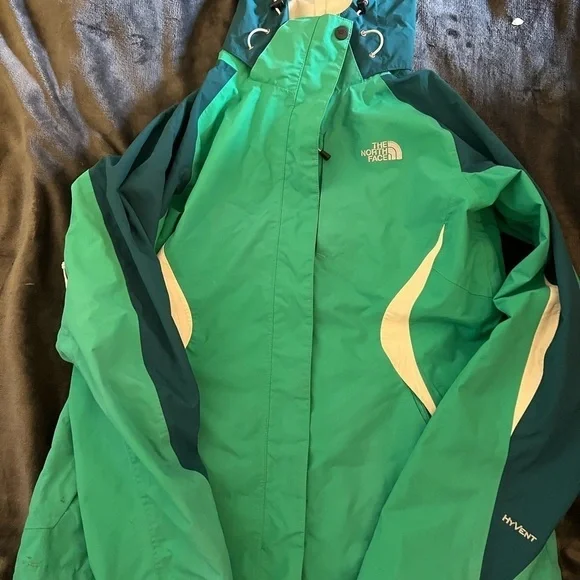 The NorthFace Women's Ski HyVent Jacket. - Picture 12 of 14